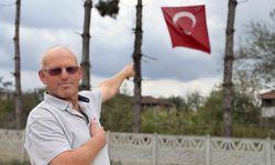 İş makinesinin üzerine çıkıp Türk bayrağını düzeltti