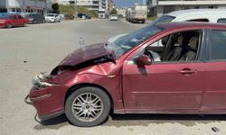 Otomobil ile hafif ticari araç çarpıştı