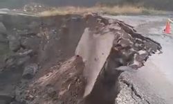 Sağanak sonrası çöken yol kamerada