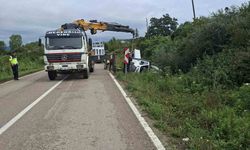 Sinop'ta cam yüklü kamyonet devrildi
