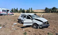 Takla atan otomobil hurdaya döndü