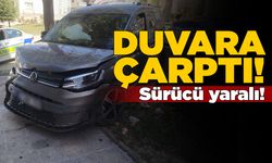 Hafif ticari araç duvara çarptı