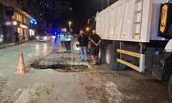 Sinop’un işlek caddesinde yağış sonrası yol çöktü