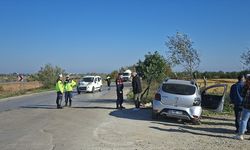Hafif ticari araçla otomobilin çarpıştığı kazada 3 kişi yaralandı