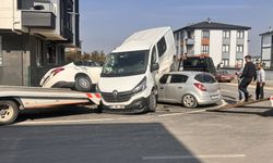 Otomobille panelvan çarpıştı: 3 kişi yaralandı