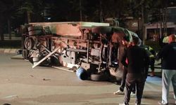 Kamyonetle otomobil çarpıştı: 3 yaralı