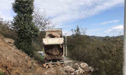 Köy yolunda heyelan