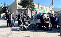 Otomobil ile motosiklet çarpıştı: 1'i ağır 2 yaralı