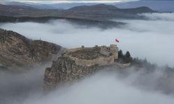 Tarihi Kale sis bulutu arasında görüntülendi