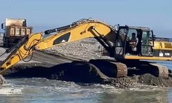 Liman içinde biriken hafriyat atıkları temizleniyor