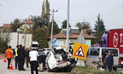 Beton mikseri ile otomobil çarpıştı