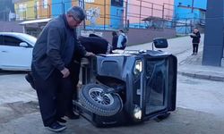 Çukura takılan elektrikli araç devrildi