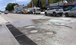 Gazi Caddesi’ndeki çukurlar sürücüleri endişelendiriyor