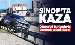 Sinop’ta kaza: Otomobil bariyerlerin üzerinde asılı kaldı