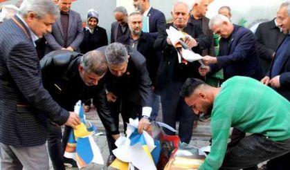 Muhtarlar, Paludan’ın fotoğrafı ve İsveç bayrağının olduğu pankartı yaktı