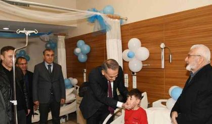 Sünnet ettirilen yetim çocuklara validen hediye