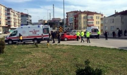 SİNOP'TA AMBULANSLA OTOMOBİL ÇARPIŞTI