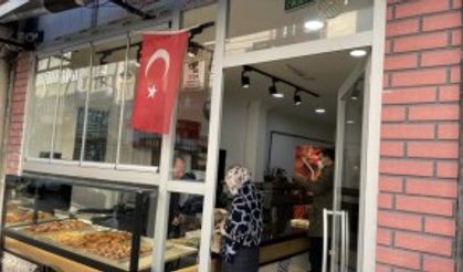 Camda asılı Türk bayrağını indirmek isteyen kadın gözaltına alındı