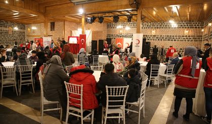 DİYARBAKIR - Türk Kızılay Diyarbakır Şubesi, yetim çocuklara iftar verdi