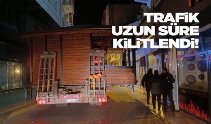 Caddede sıkışan tır trafiği kilitledi