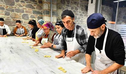 İşitme engelli kursiyerler, işaret diliyle pasta yapıyor