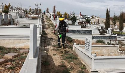 Bayram öncesinde mezarlıklarda temizlik çalışması yapıldı