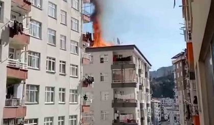Binanın çatısında tadilat sırasında yangın