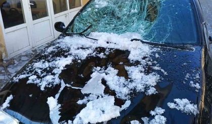 Çatıdan düşen kar otomobile hasar verdi