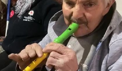 Halil Dede neşesiyle yaşama tutunuyor