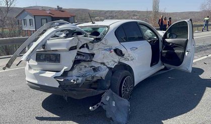 İki otomobil kafa kafaya çarpıştı: 3’ü ağır 6 yaralı