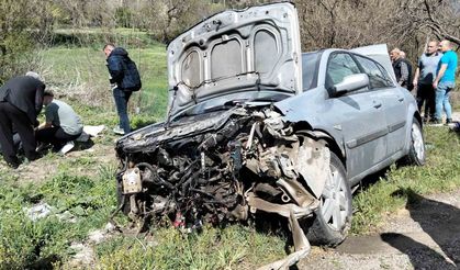 Otomobil bariyerlere çarptı: 2 yaralı