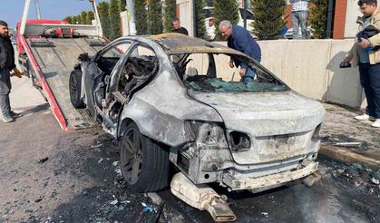 Park halindeki otomobil yanarak kullanılamaz hale geldi