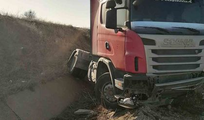 Su kanalına düşen tırın sürücüsü yaralandı