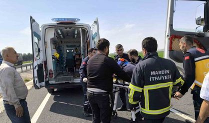 Tır bariyerlere çarptı, sürücü yaralandı