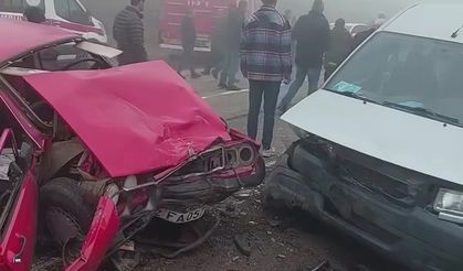 Yoğun sis kaza getirdi:  3’ü ağır 5 yaralı