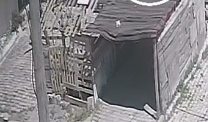 Deprem sırasında balkondan garajın üzerine atladı