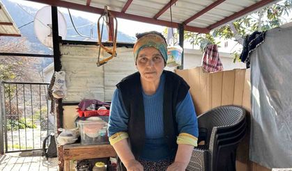 Depremzede kadın geçimini sağlamak için yufka ekmek ve gözleme yapıyor