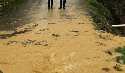 Sağanak yağış sonrası köy yolu nehre döndü