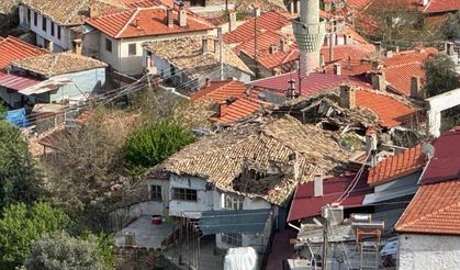 Tarihi iki katlı bina çöktü