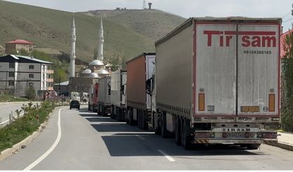Türkiye-İran sınırında 2 kilometrelik tır kuyruğu oluştu