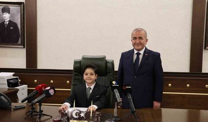Vali koltuğuna oturan minik Mustafa, ilk talimatı emniyet müdürüne verdi