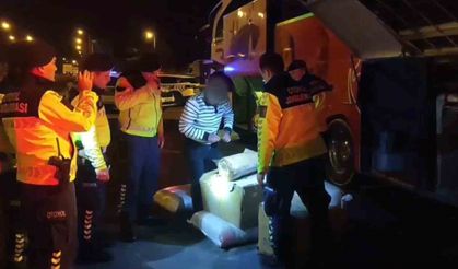Yolcu otobüsünden torbalarca kaçak tütün çıktı
