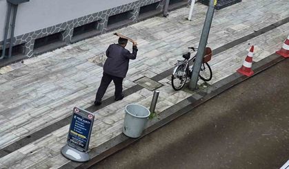 Dolu yağdı, kafalarına karton koyarak korundular