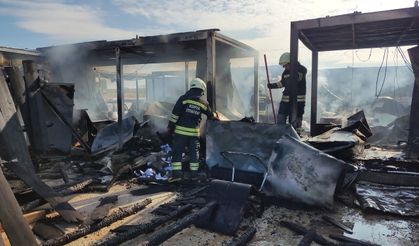 Okul inşaatında 7 konteyner yanarak kullanılamaz hale geldi
