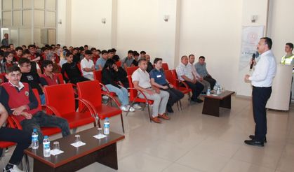 Lise öğrencilerine trafik kuralları hakkında bilgilendirme