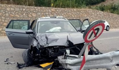 Tokat'ta otomobil bariyerlere çarptı: 8 yaralı