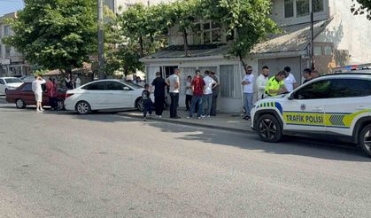 İki otomobil çarpıştı, duramayan araç duvara çarptı