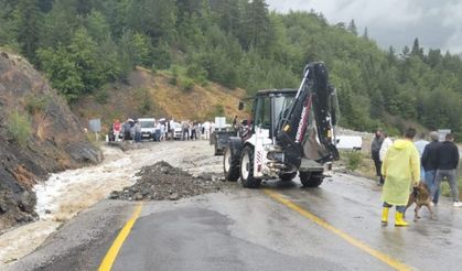 Kuvvetli sağanak karayolunu ulaşıma kapattı