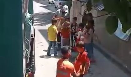 Temizlik personelinden yürek ısıtan hareket