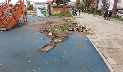 Aşıklar Caddesi’ndeki çocuk parkı bakımsızlığıyla dikkat çekiyor